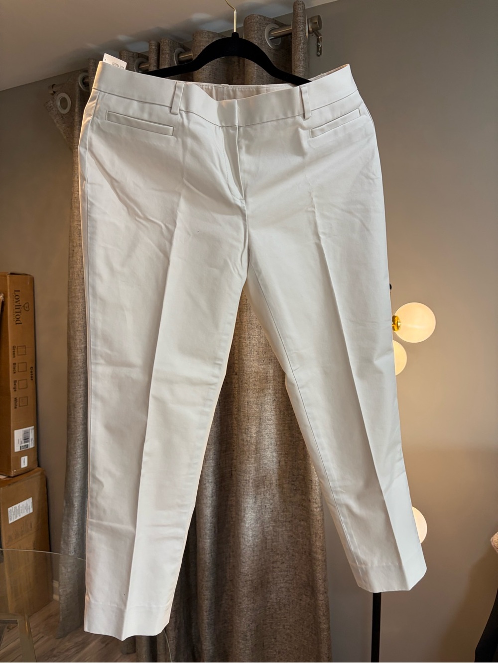 Brooks Brothers. Women's White Tailored Ankle Pants. SIZE 8P. New without tags